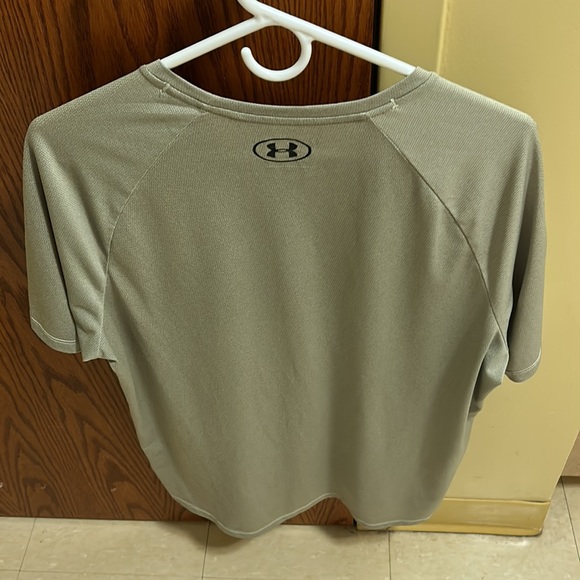 Under armour shirt. Loose fit. - Picture 4 of 4